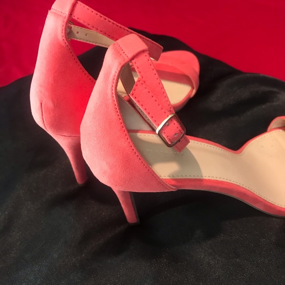 ❣️🖤NWOT🖤 ❣️ PEACH COLORED FAUX SUEDE - HEELS - Picture 5 of 6